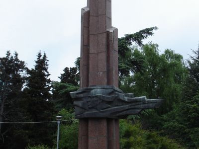 Памятный знак в честь комсомола Ялты (архитектор С.Н.Сирота, художник И.П.Шмагун)