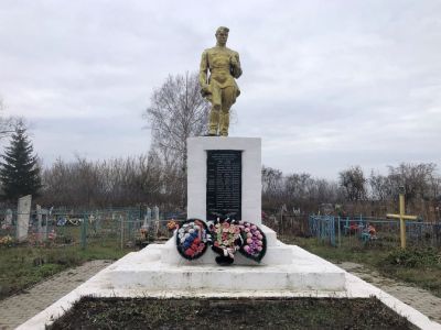 Братская могила воинов Советской Армии, погибших в феврале 1943 года. Захоронено и установлено фамилий на 22 человека. Скульптура установлена в 1963 г.