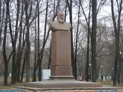 Памятник Н.Е.Жуковскому (бюст), 1959 г., скульптор Г.В.Нерода, архитектор И.А.Француз