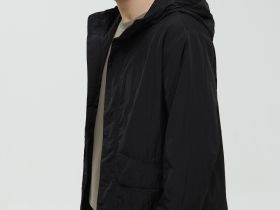 Ветровка с капюшоном свободного силуэта