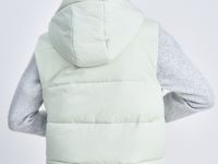 Утепленный жилет с капюшоном