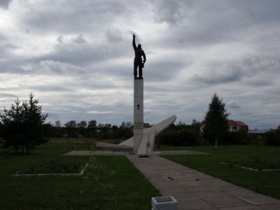 Памятник-стела Герою Советского Союза Шаронову Михаилу Федоровичу, повторившему подвиг Н. Гастелло в зоне этого поселка в январе 1941 г.