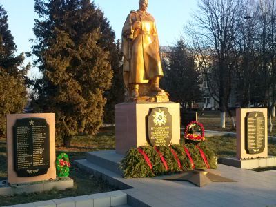 Братская могила 89 советских воинов, погибших в 1941 и 1943 гг. в боях при освобождении от немецко-фашистских захватчиков Жуковского района