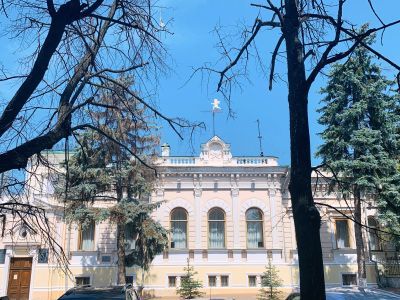 Здание, в котором в 1919 году размещался Реввоенсовет Восточного фронта во главе с М.В. Фрунзе. Ныне здание горисполкома