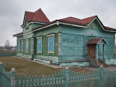 Деревянное здание железнодорожной станции 1895 года с резным декором по карнизу, фронтону и наличниками, построено по варианту И.И.Гарина-Михайловского при прокладке Транссибирской магистрали