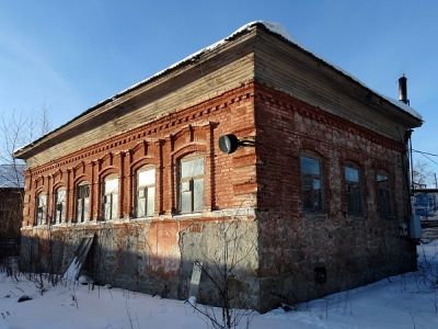 Одноэтажный каменный дом с высоким цоколем