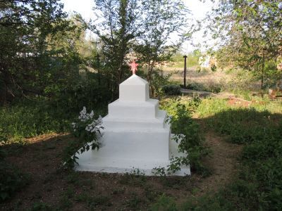 Памятник Клочко И.С. и его сыну, погибшим при вступлении немцев в село