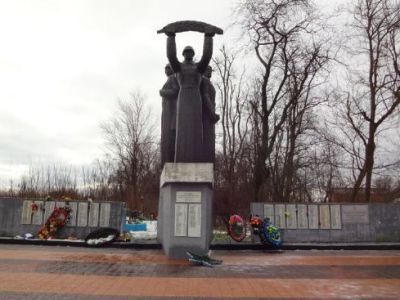 Братская могила советских воинов, погибших в годы гражданской и Великой Отечественной войн