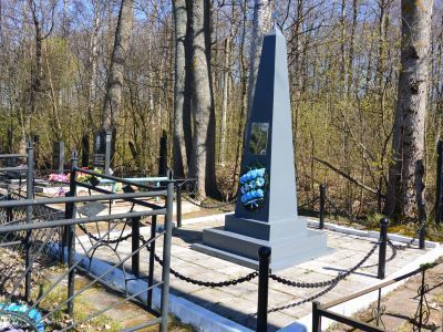 Братская могила моряков старшего лейтенанта Н.И. Каплунова, старшины 2-й статьи А.Н. Ивченко и краснофлотца Г.И. Дворянкина, погибших 24.05.43