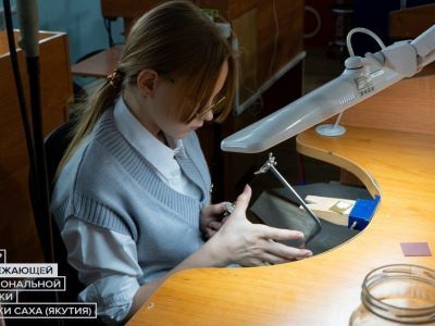 В Якутии школьники устроили тест-драйв профессий ювелира и электрика