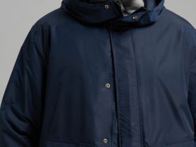 Ветровка с капюшоном