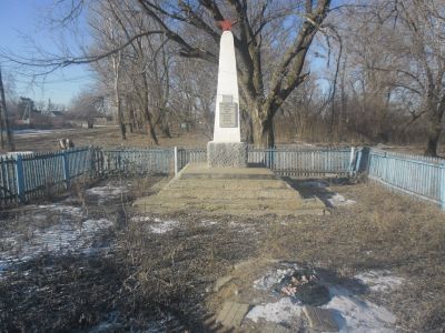 Могила Назарова И.Г. и Назарова Н.И. - активисты села в борьбе за Советскую власть, расстрелянные белоказаками в 1918 г.