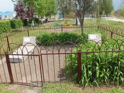 Братская могила красных партизан гражданской войны. В 1943 году в эту могилу захоронен погибший при освобождении села сержант Контюшов