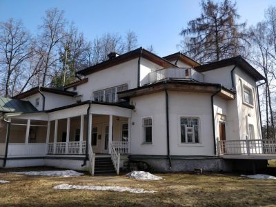 Дача В.В.Лужского "Чайка" (после 1917 г. – дом отдыха "Чайка"), 1904 г., архитектор В.А.Симов. Здесь бывали выдающиеся деятели искусства К.С.Станиславский, М.Лилина, М.Андреева, В.Качалов, Л.Леонидов и др. В 1920 г. дачу посетил Ленин В.И.