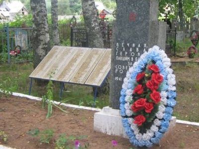 Братская могила советских воинов