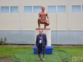 В селе Ытык-Кюель возложили цветы к памятнику Иллариону Федосееву