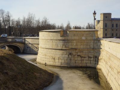 Каменные бастионы перед дворцом