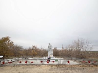 Братская могила советских воинов, погибших в период Сталинградской битвы