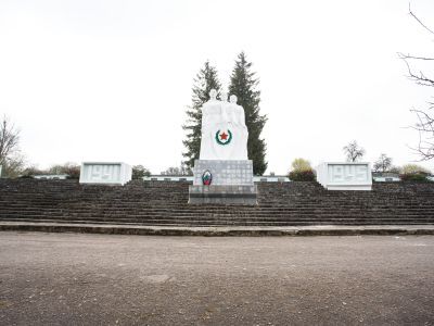 Мемориальный комплекс на братской могиле советских воинов, погибших в январе 1945 года (арх. А.В. Марков, В.Г. Еремеев)