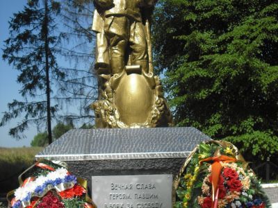 Воинское кладбище 4047 воинов Советской Армии, погибших в 1941-1943 гг. в боях с немецко-фашистскими захватчиками. Установлена скульптура