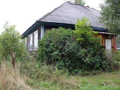 Здание быв. школы, где учился герой-пионер Саша Бородулин, участник Великой Отечественной войны; ныне здесь помещается Исполком сельсовета. На здании установлена памятная доска