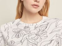 Футболка приталенного силуэта с цветочным принтом