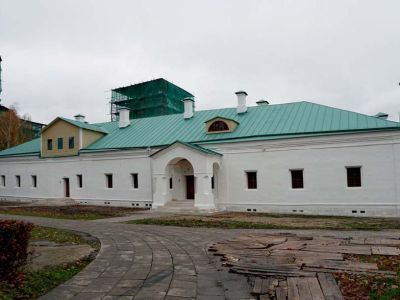 Здание бывш. больничных палат Новодевичьего монастыря, в которых с 1939 г. по 1984 г. жил выдающийся архитектор - реставратор П.Д. Барановский