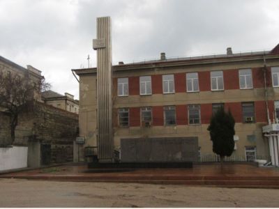 Памятник рабочим морского завода, погибшим в годы Великой Отечественной войны 1941-1945 гг., В.М. Криуленко, 1967 г.