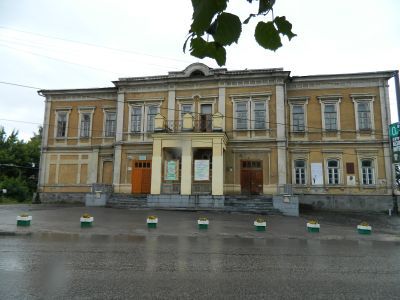 Здание бывшей земской управы, где после Великой Октябрьской социалистической революции проходили уездные съезды Советов,  18 июля 1919 года выступал  председатель ВЦИК М.И. Калинин