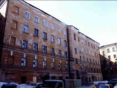 Здание Оренбургского высшего авиационного училища, в котором в 1955-1957 гг. учился первый в мире летчик-космонавт Гагарин Юрий Алексеевич