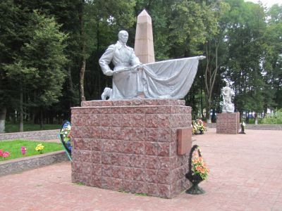 Братская могила 1335 воинов Советской Армии, погибших в 1941-1943 гг. в боях с немецко-фашистскими захватчиками. Установлена скульптура