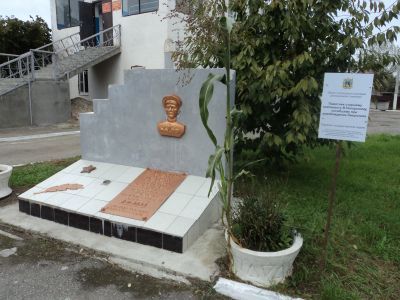 Могила старшего лейтенанта В. Печерского, погибшего при освобождении Никополя