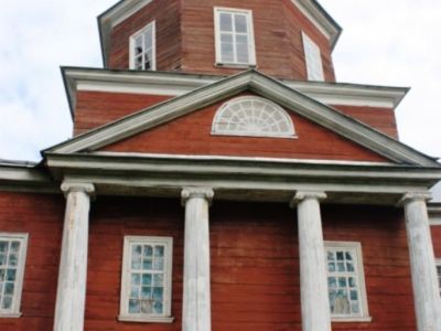 Покровская церковь (деревянная) с иконостасом