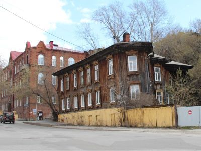 2-х этажный жилой дом сер. XIX в. Интересная угловая застройка улиц