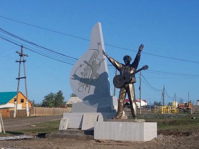 Легенде якутской эстрады — от поклонников. В селе Улахан-Ан установили памятник певцу Айыы Уола
