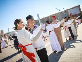 5,5 тысяч пар станцевали вальс Победы в Якутске