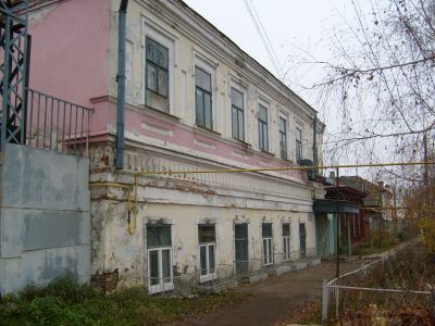 Каменное двухэтажное здание бывшего общежития духовного училища