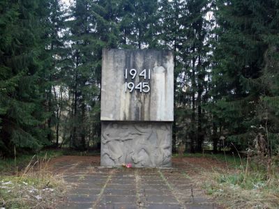 Памятник-стела воинам 364 стрелковой дивизии, принимавшей участие в боях на этом рубеже при освобождении Тосненского района от фашистских захватчиков в 1944 гг.