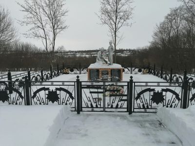 Братская могила воинов Советской Армии, погибших в период Великой Отечественной войны. Захоронено 250 человек, установлено фамилий на 37 человек. Скульптурная группа установлена в 1962 году