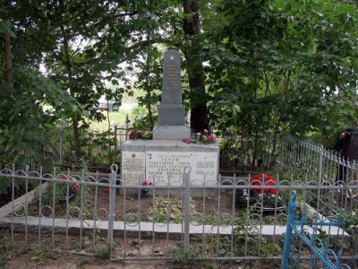 Братское захоронение советских воинов, погибших в 1941-44 гг.; в числе погибших - Герой Советского Союза летчик Евграфов В.Н. (1922-1944)