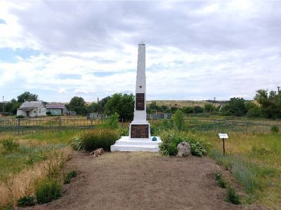 Братская могила советских воинов, погибших в период Сталинградской битвы