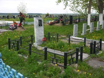 Могила Героя Советского Союза Сафронова Федора Петровича (1916-1967гг.). (Установлен обелиск)