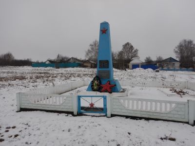 Братская могила советских воинов, погибших в боях с фашистскими захватчиками в 1943 году. Захоронено 20 человек, имена 10 человек установлены.Обелиск.