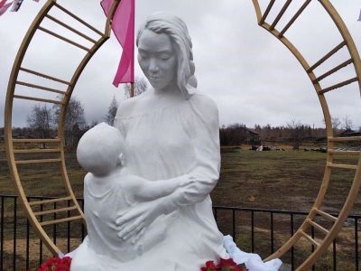 15 женщин подарили миру 136 детей. В Оспехском наслеге открыли Аллею Матери