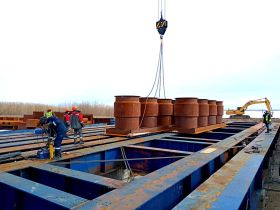 Специалисты приступили к сборке коффердамов для строительства пилонов Ленского моста