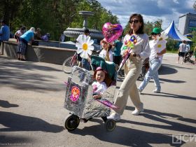 «Кындыкан, ракета и синий трактор»: в Якутске состоялся парад колясок