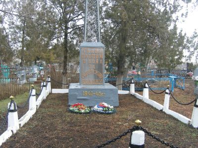 Братская могила 3 советских воинов, погибших в боях с фашистскими захватчиками