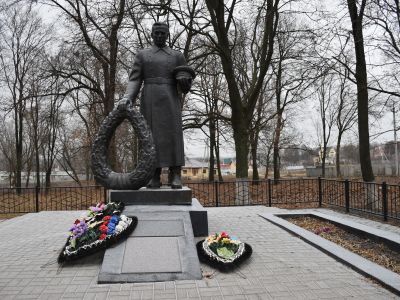 Братская могила советских воинов, погибших в боях с фашистскими захватчиками в 1943 году. Захоронено 45 человек, имена 15 человек установлены. Скульптура советского воина