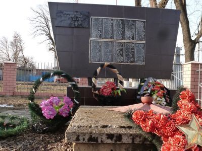 Братская могила 13 воинов, погибших в годы гражданской войны