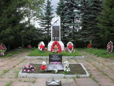 Братское кладбище советских воинов и местных жителей, погибших в 1941-44 гг.